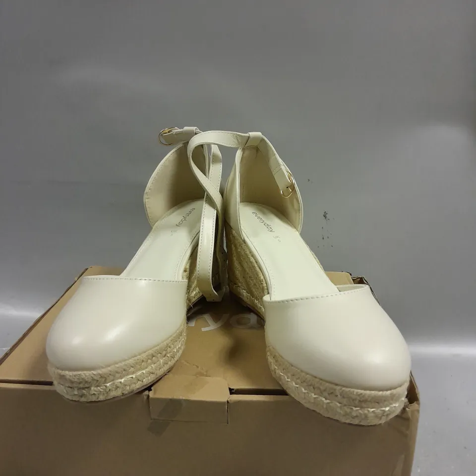 BOXED PAIR OF EVERYDAY WEDGE HEEL SHOES IN CREAM - 5