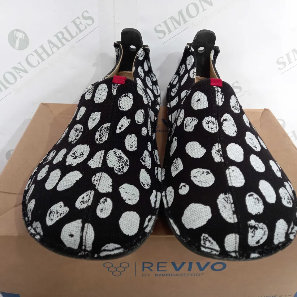BOXED PAIR OF REVIVO ABABA CANVAS SHOES IN BLACK/WHITE DOTS - EUR 41M