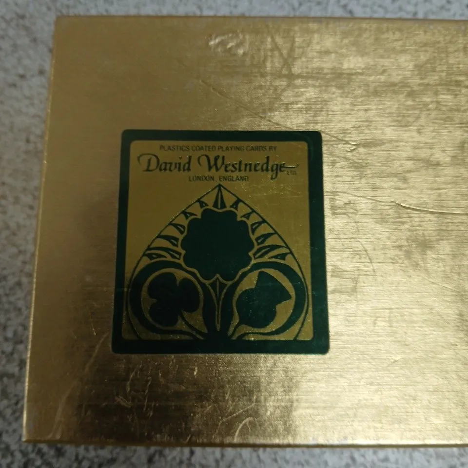 DAVID WESTNEDGE LTD PLASTIC-COATED PLAYING CARDS IN GOLD PRESENTATION BOX – RED & BLUE DECKS