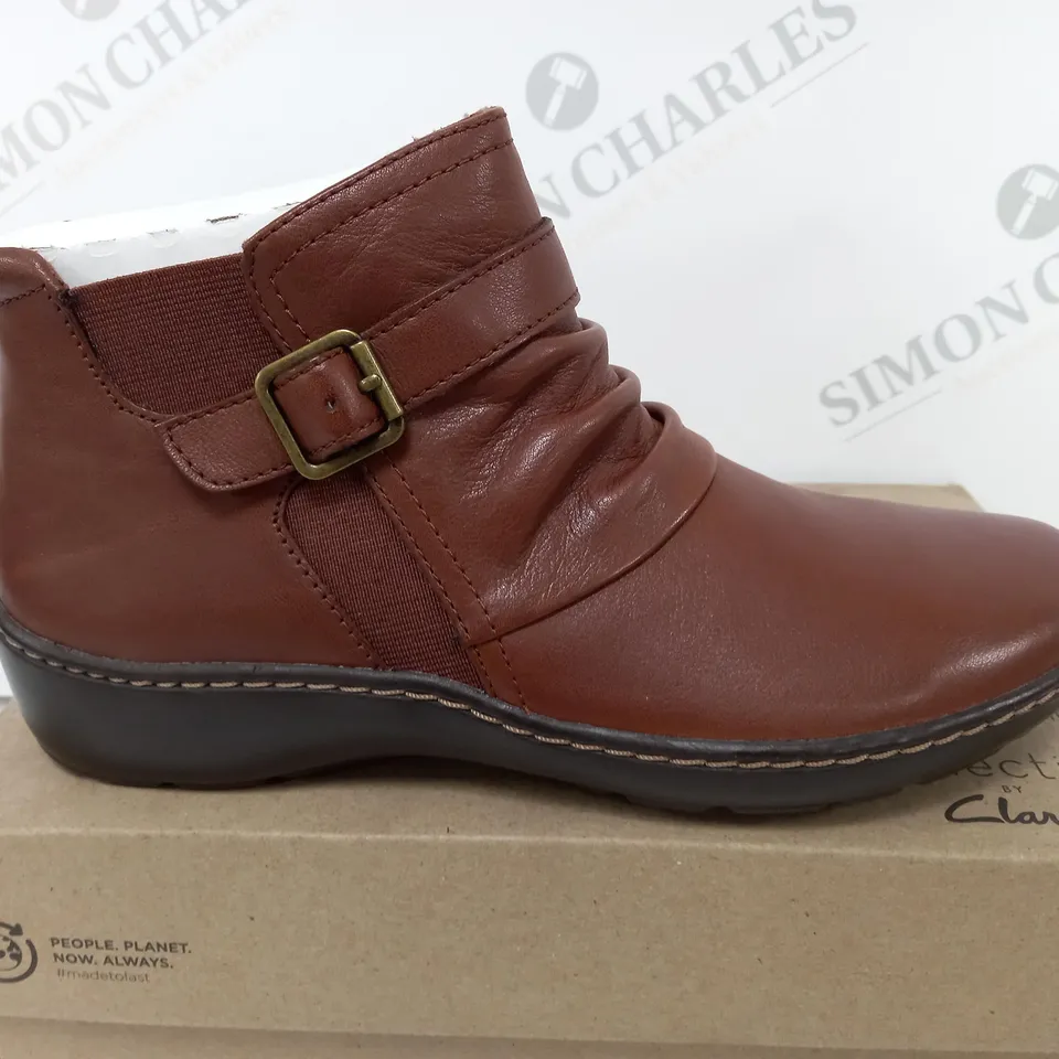 BOXED CLARKS CORA ROUCHED IN DARK TAN LEA - UK 4
