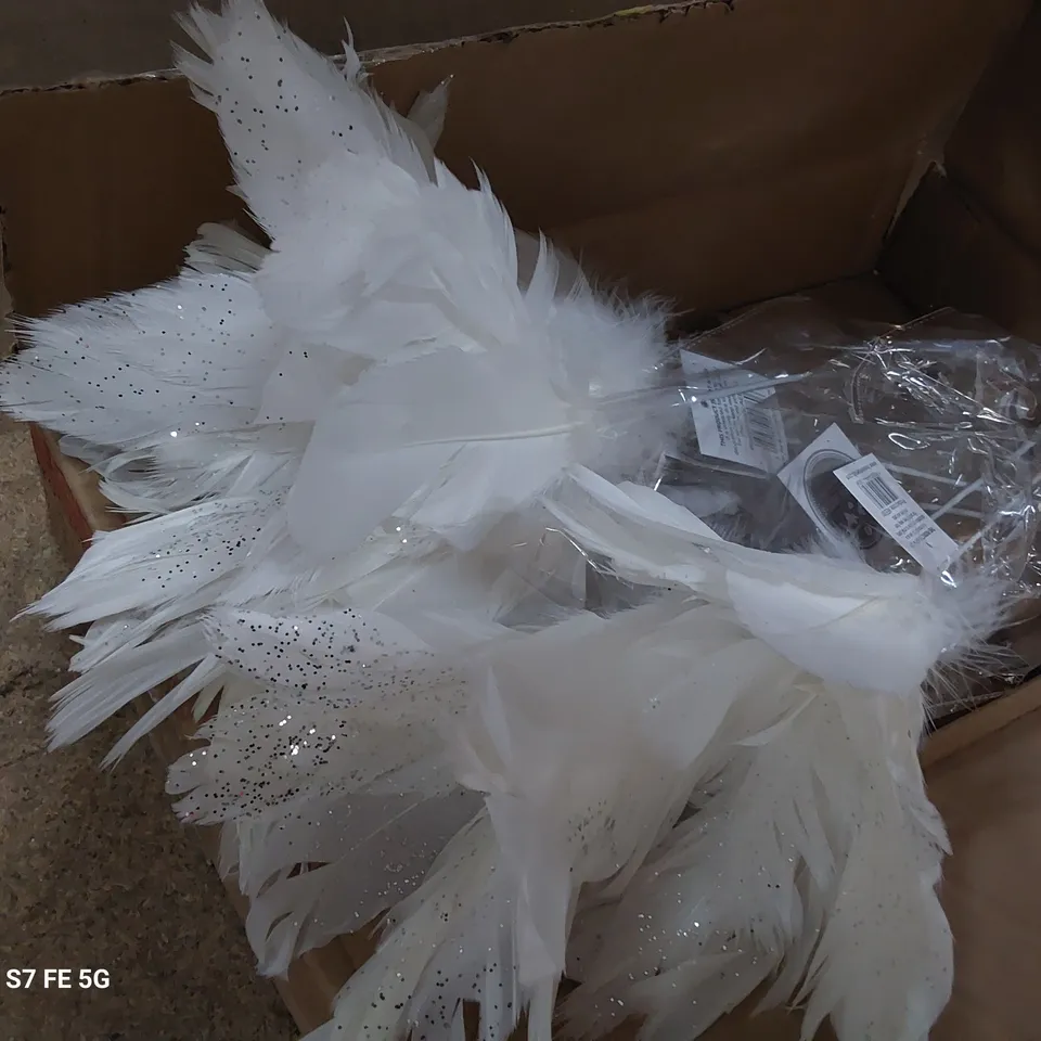 BOX OF APPROXIMATELY 8 FLOWER CLIP PICK WHITE