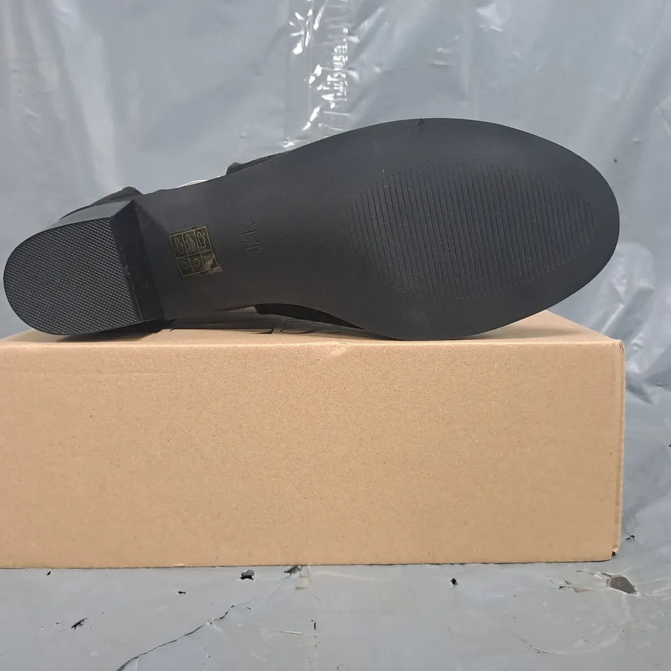 BOXED PAIR OF WHERE'S THAT FROM PEEP TOE LOW BLOCK HEEL SHOES IN BLACK SIZE UK 8