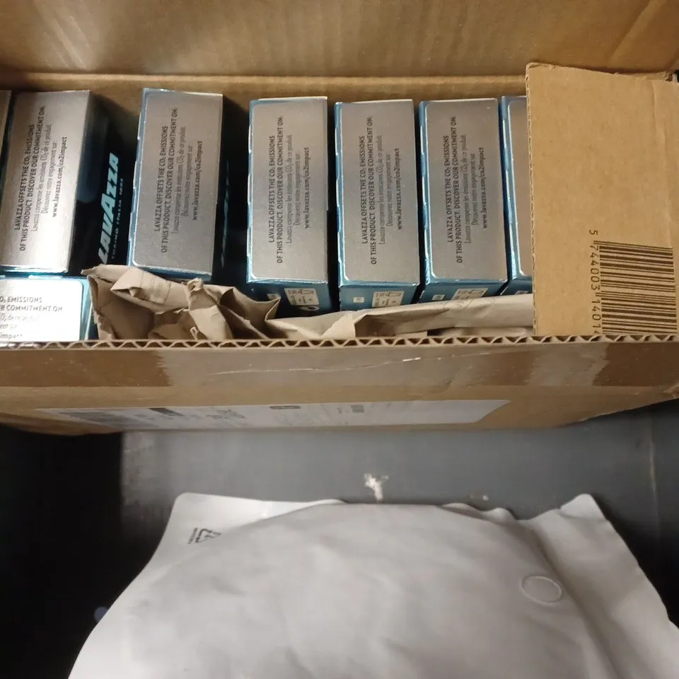 BOX OF APPROX 12 ASSORTED FOOD ITEMS TO INCLUDE - LAVAZZA ESPRESSO MASESTRO DEK - GRIND DARK DECAF COFFEE PODS - NESCAFE AZERA PERKY BLENDS ETC