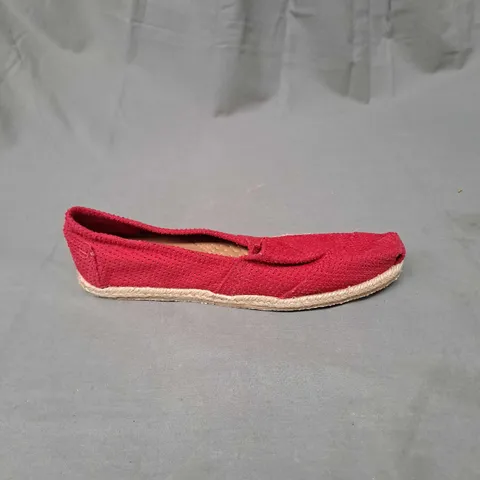 BOX OF APPROXIMATELY 30 PAIRS OF SLIP ON SHOES IN RED PUNCH SIZE 5