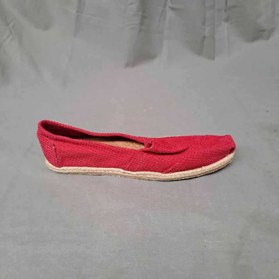 BOX OF APPROXIMATELY 30 PAIRS OF SLIP ON SHOES IN RED PUNCH SIZE 5