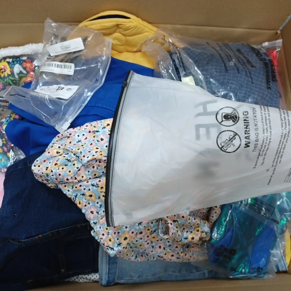 BOX OF APPROXIMATELY 35 ASSORTED KIDS CLOTHING ITEMS TO INCUDE - SOCKS , SHORTS , DRESS ETC