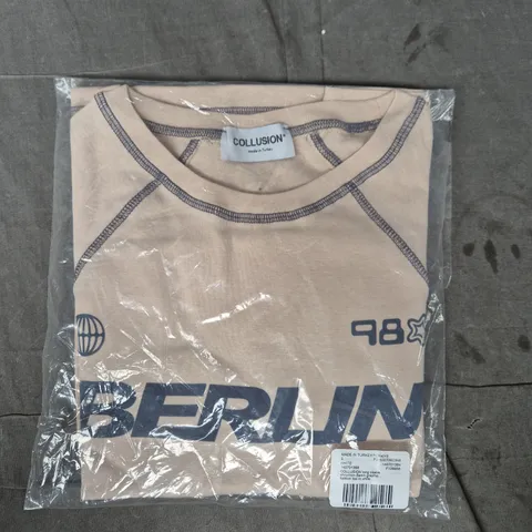 COLLUSION BERLIN GRAPHIC LONG SLEEVE FOOTBALL TEE – WHITE, UK SMALL (S)
