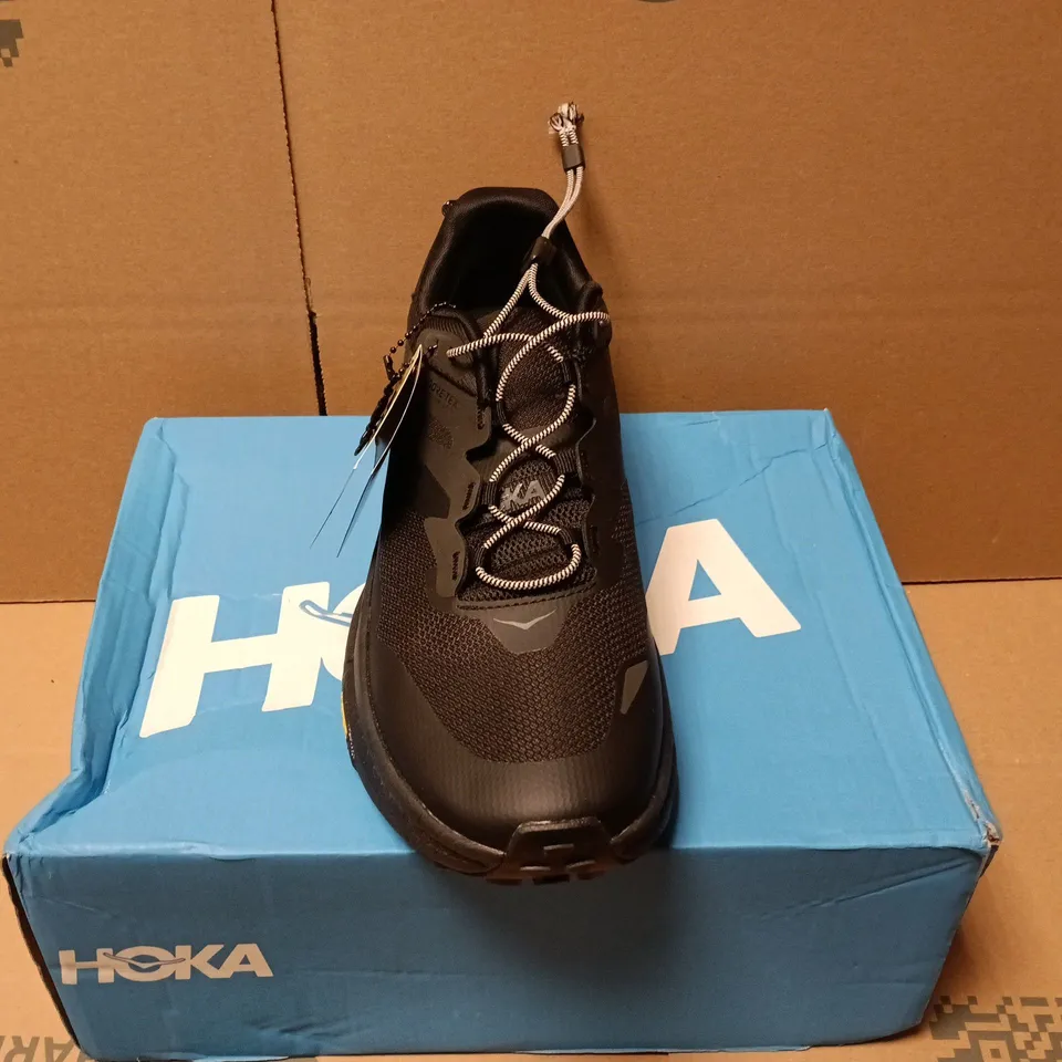 BOXED PAIR OF HOKA M TRANSPORT GTX TRAINERS IN BLACK - UK 8.5