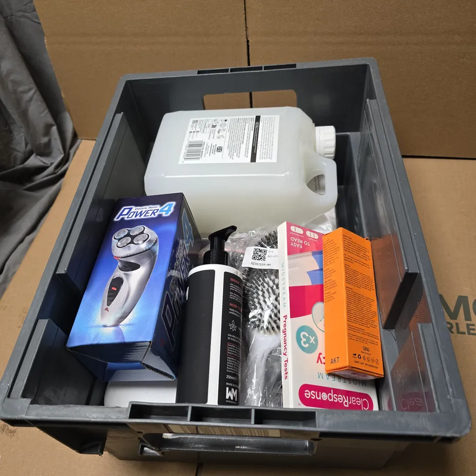 APPROXIMATELY 16 X ASSORTED COSMETIC ITEMS TO INCLUDE ELECTRIC RAZOR, AKT DEODORANT BALM, WHAM TAN FOR MEN, BAYLIS AND HARDING REFILL 2L ETC