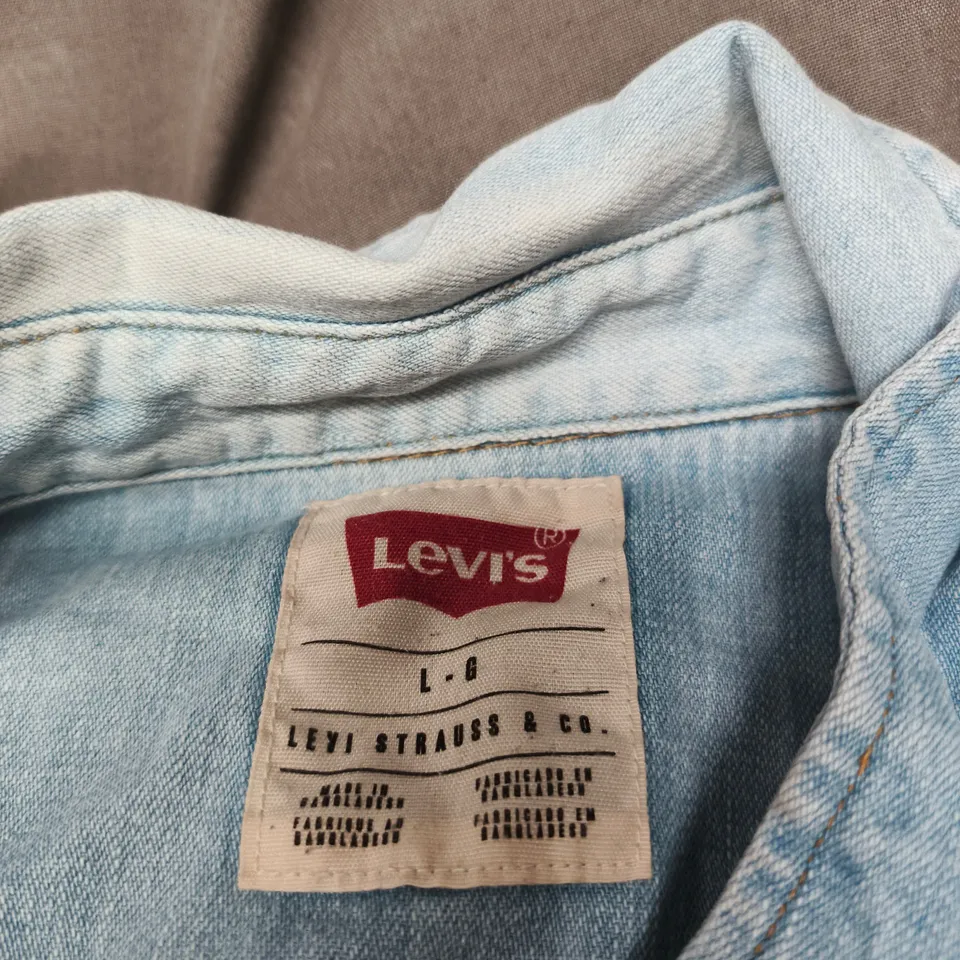 LEVI'S DENIM SHIRT – LIGHT WASH, MEN'S LARGE (UK L)