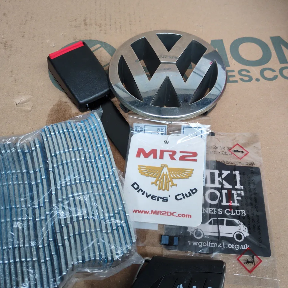 APPROXIMATELY 10 ASSORTED VEHICLE PARTS/ACCESSORIES TO INCLUDE VW BADGE, AIR FRESHENERS, REPLACEMENT KEY ETC 