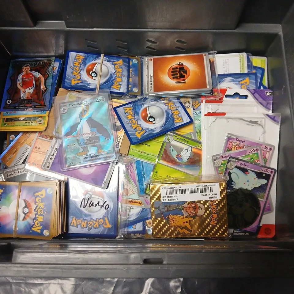 LOT OF ASSORTED LOOSE POKEMON CARDS FROM VARIOUS SETS