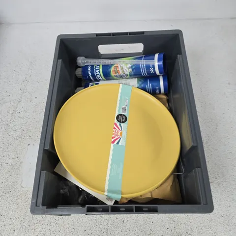 BOX CONTAINING A MIX OF APPROXIMATELY 15 ASSORTED ITEMS INCLUDING  TECH WASH, R-KEM II, WASHING POWDER ETC. 