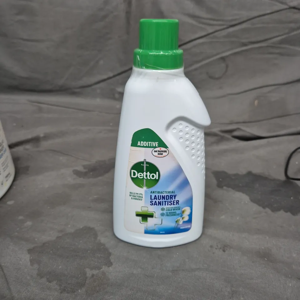 APPROIMATELY 15 HOUSEHOLD CLEANING PRODUCTS INCLUDING CRAMER DUSCHGLAS REINIGER SHOWER CARE; DETTOL LAUNDRY SANITISER; PLEDGE WOOD CLEANER; BOOTS STERILISING FLUID – ASSORTED CLEANING PRODUCTS