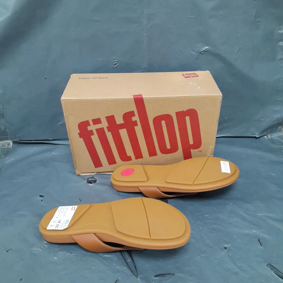 BOXED PAIR OF FITFLOP GRACIE LEATHER FLIP FLOPS LIGHT TAN - UK 5