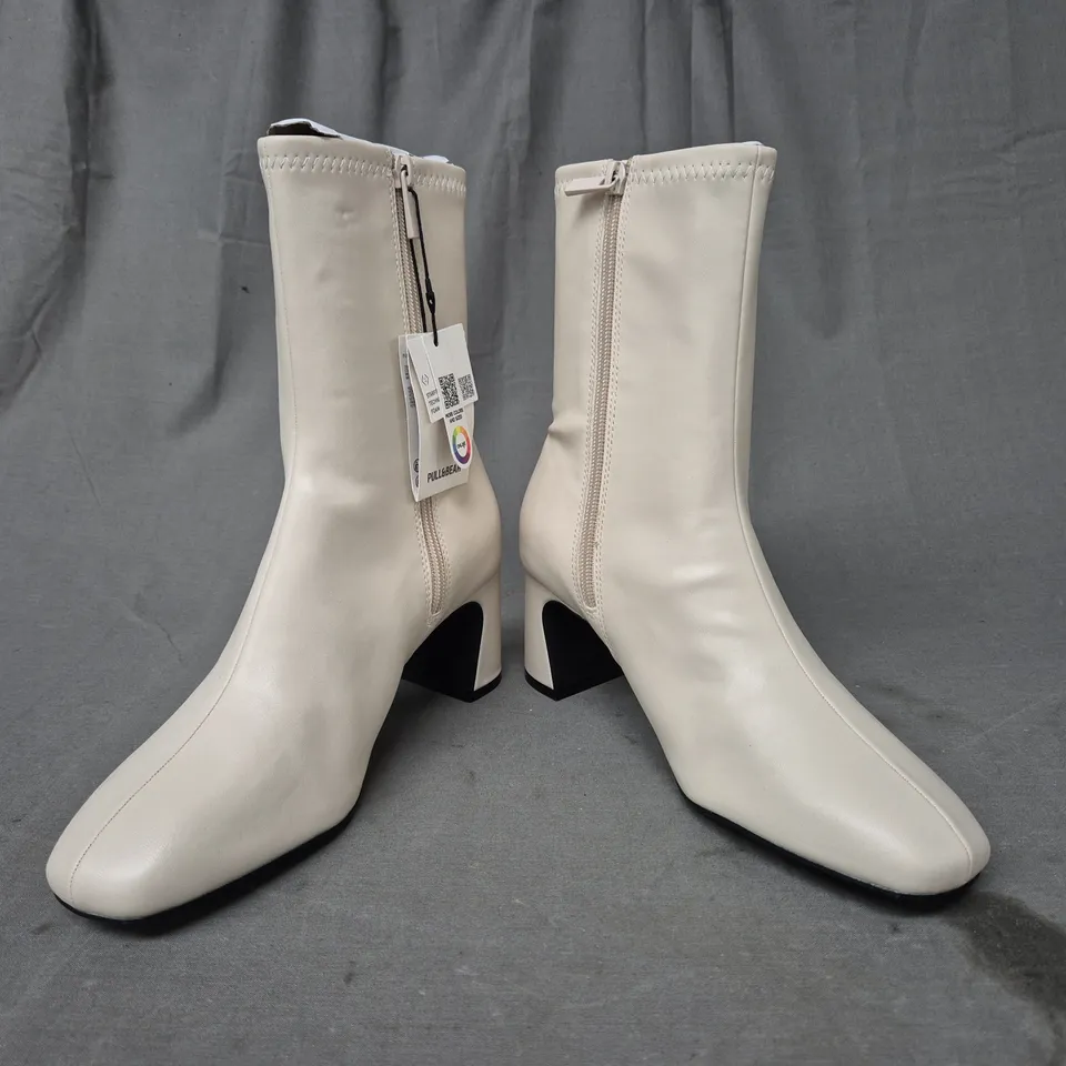 PAIR OF PULL & BEAR BLOCK HEEL ANKLE BOOTS IN CREAM UK SIZE 5