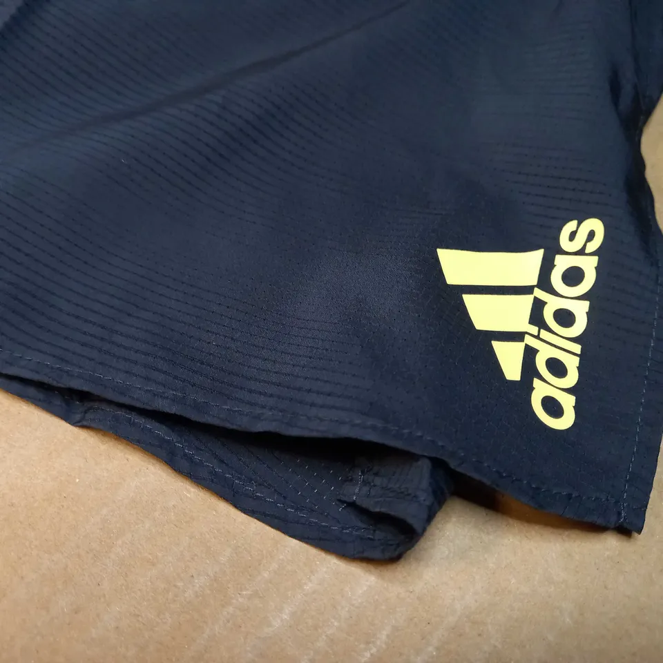 ADIDAS GREY/YELLOW DETAILED LOGO SPORTS SHORTS - MEDIUM