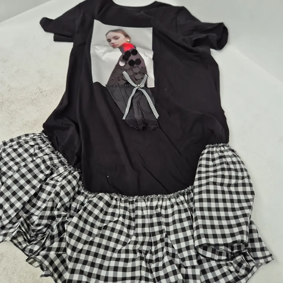 LALELI BLOUSE – BLACK WITH PORTRAIT PRINT AND GINGHAM HEM