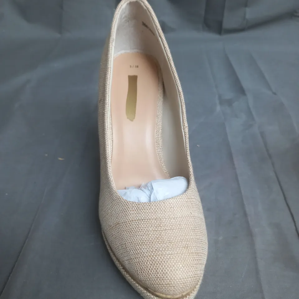 BOX OF APPROXIMATELY 8 WEDGE SHOES IN VARIOUS IN THE COLOR OAT MEAL 