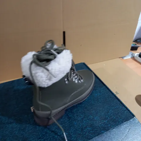 Emu Okab Waterproof Boot size 5 