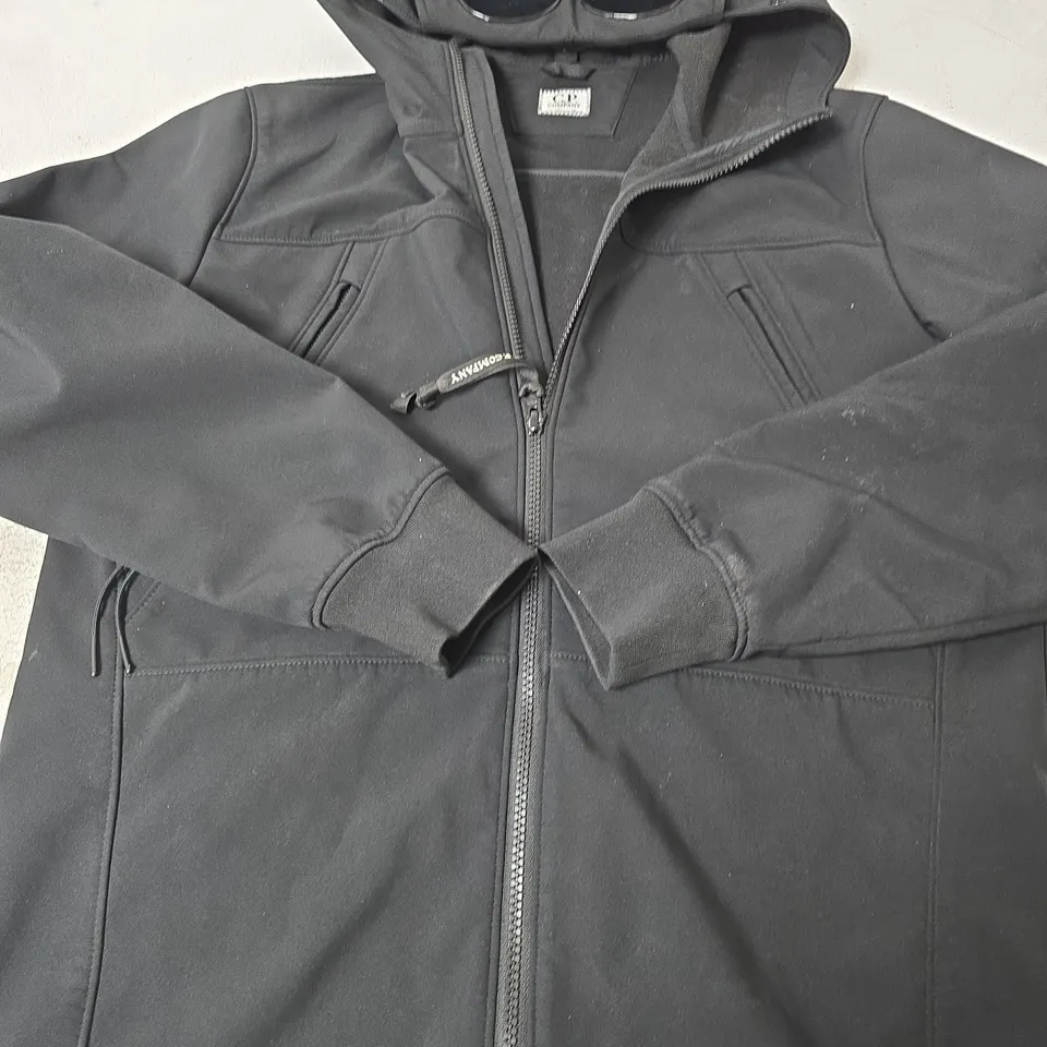 C.P COMPANY HOODED GOGGLE DETAIL JACKET, BLACK - SIZE 14
