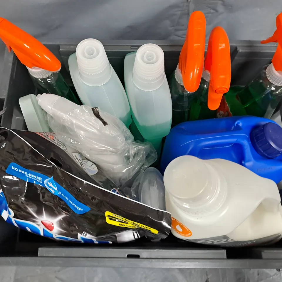 APPROXIMATELY 12 ASSORTED LIQUIDS TO INCLUDE LAUNDRY LIQUID, LENOR CREASE RELEASE, ALL PURPOSE FLOOR CLEANER, ETC - COLLECTION ONLY
