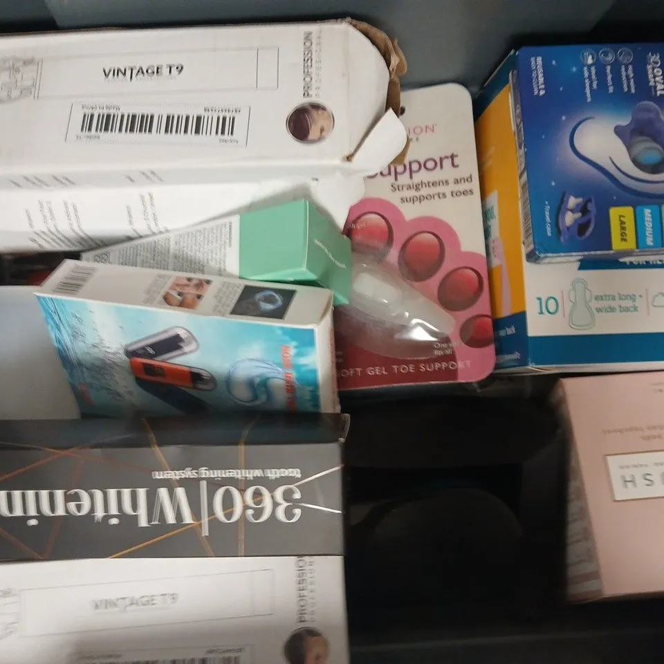 APPROXIMATELY 10 ASSORTED COSMETIC ITEMS INCLUDING VARIOUS MAKES AND BRANDS - COLLECTION ONLY
