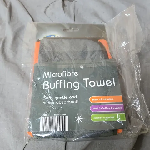 BOX OF ASSORTED HOUSEHOLD ITEMS INCLUDING MICROFIBRE BUFFING TOWEL AND NECK FAN