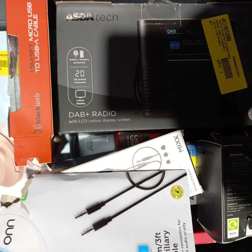 LOT OF 15 ASSORTED ELECTRICAL ITEMS, TO INCLUDE ALARM CLOCK, EARPHONES, CHARGER, ETC