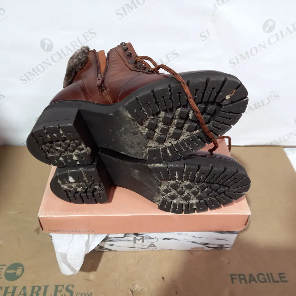 BOXED PAIR OF MODA IN PELLE BROWN BOOTS - SIZE 40 