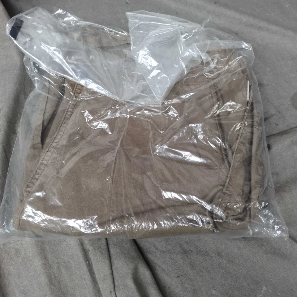 ASSORTED BOX OF RANDOM CLOTHING ITEMS MALE AND FEMALE INCLUDED , SIZE L (UK LARGE) – BOXED CLOTHING