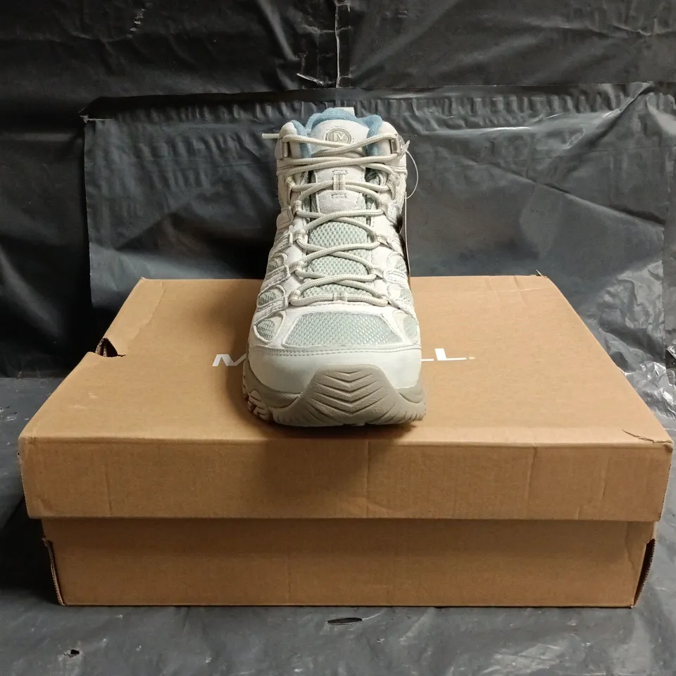 BOXED PAIR OF MERRELL MOAB 3 MID GTX SHOES IN PALE BLUE SIZE UK 10.5