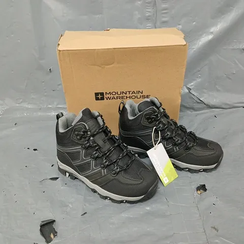 BOXED PAIR OF MOUNTAIN WAREHOUSE OSCAR 2 KIDS WALKING BOOT BLACK UK 12