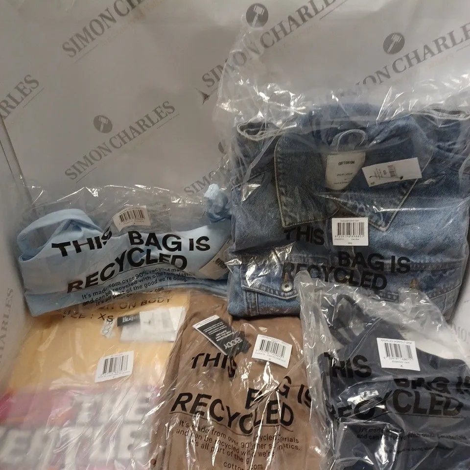 BOX OF APPROXIMATELY 20 ASSORTED CLOTHING PRODUCTS IN VARIOUS BRANDS & SIZES TO INCLUDE DENIM JACKET, BEATLES T-SHIRT, SKIRTS ETC
