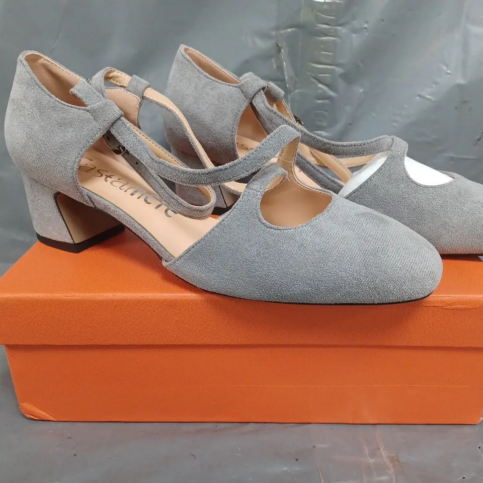 BOXED PAIR OF CASTAMERE CLOSED TOE BLOCK HEEL SANDALS IN GREY SIZE EU 40.5