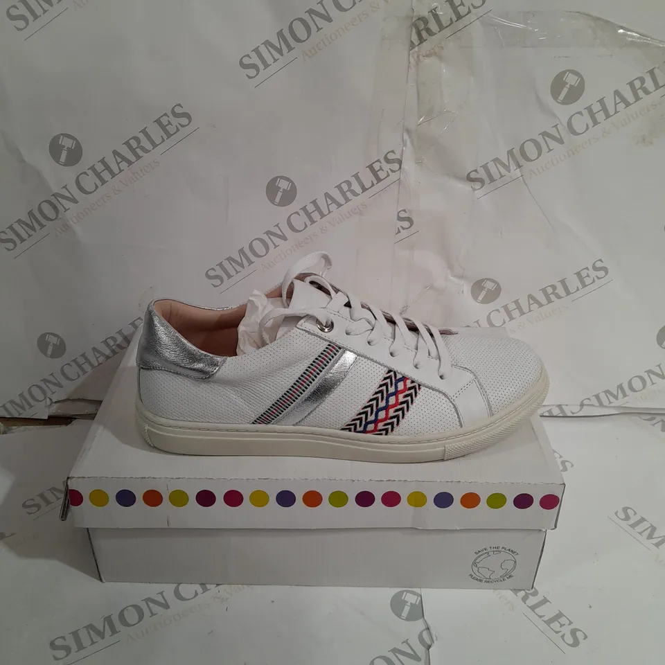 BOXED ADESS0 SASHA WHTE TRAINERS SIZE 6