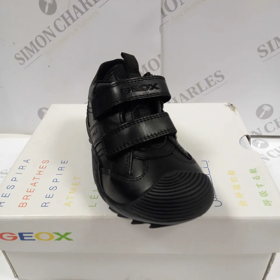 BOXED PAIR OF GEOX SAVAGE J0424A BLACK SCHOOL SHOES UK SIZE 7.5 