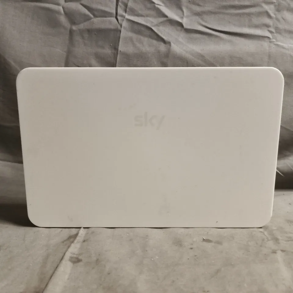 SKY SR213-02-UK WI-FI ROUTER IN WHITE