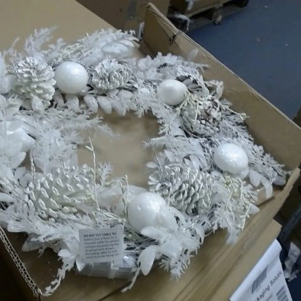 PRE LIT WINTER WREATH RRP £40.99