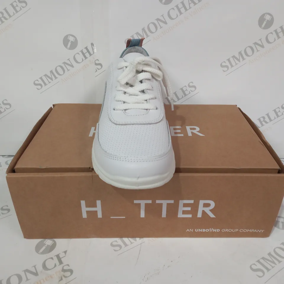 BOXED PAIR OF HOTTER GRAVITY II SHOES IN WHITE/SAGE UK SIZE 5