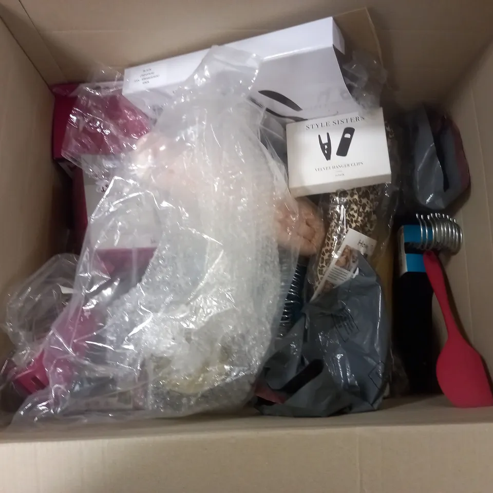 APPROXIMATELY 20 ASSORTED HOUSEHOLD ITEMS TO INCLUDE BELDRAY HANGERS, KLEENEZE DEEPCLEAN MAGIC SPONGE, SENSORY SELF-HEATING EYE MASK, ETC