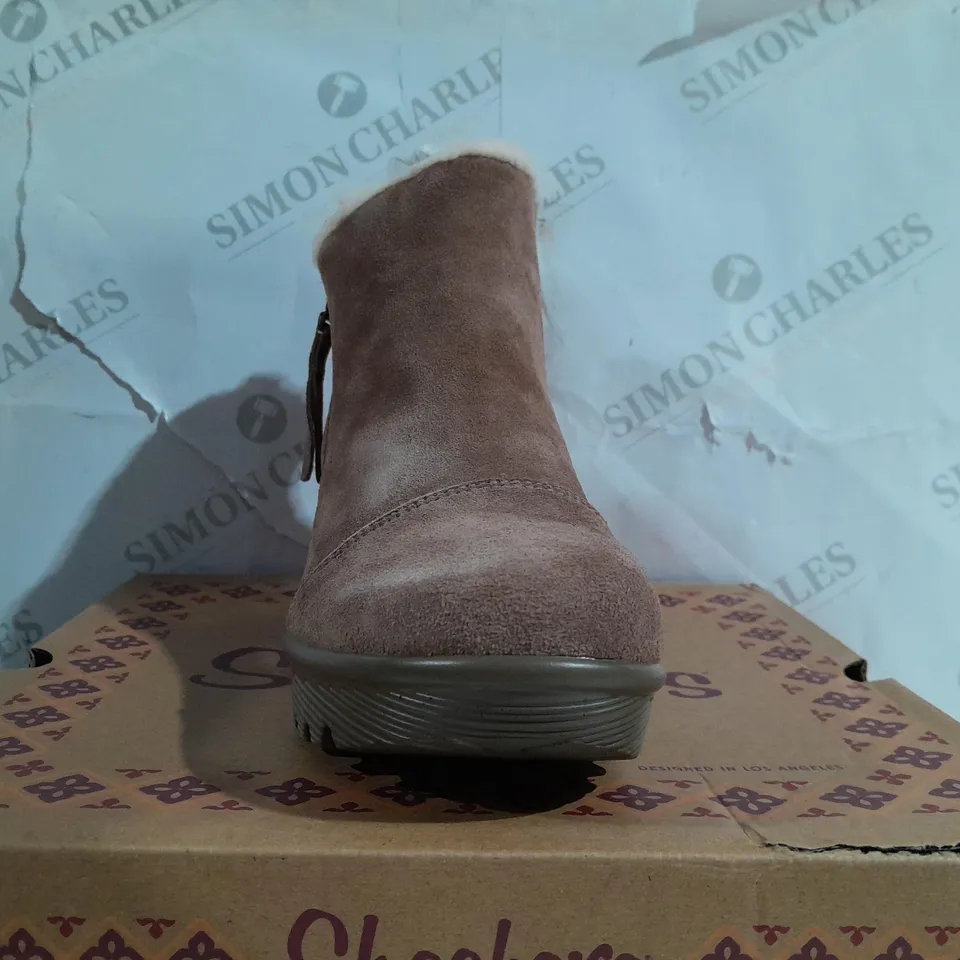 BOXED PAIR OF SKETCHERS OF HURS ZIP BT MUSHROOM SIZE 6.5