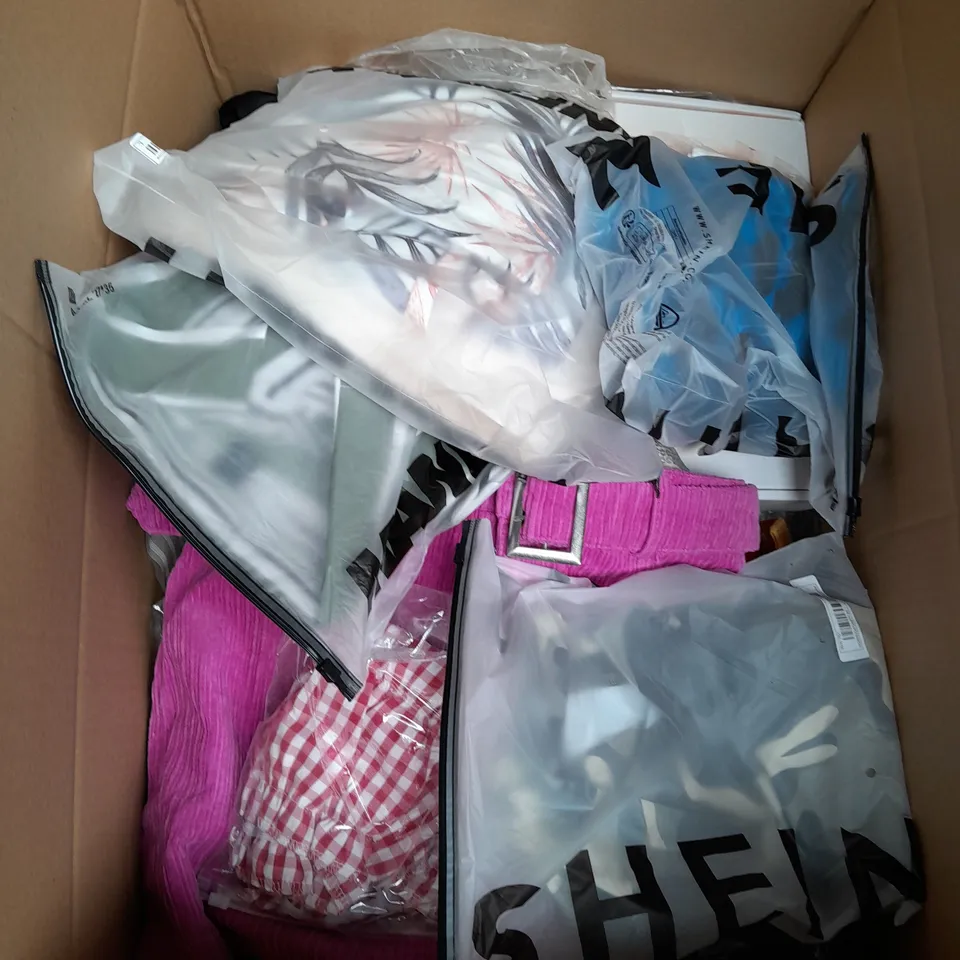 BOX OF APPROXIMATELY 25 ASSORTED CLOTHING ITEMS TO INCLUDE - T-SHIRT , JUMPER , TROUSERS ETC