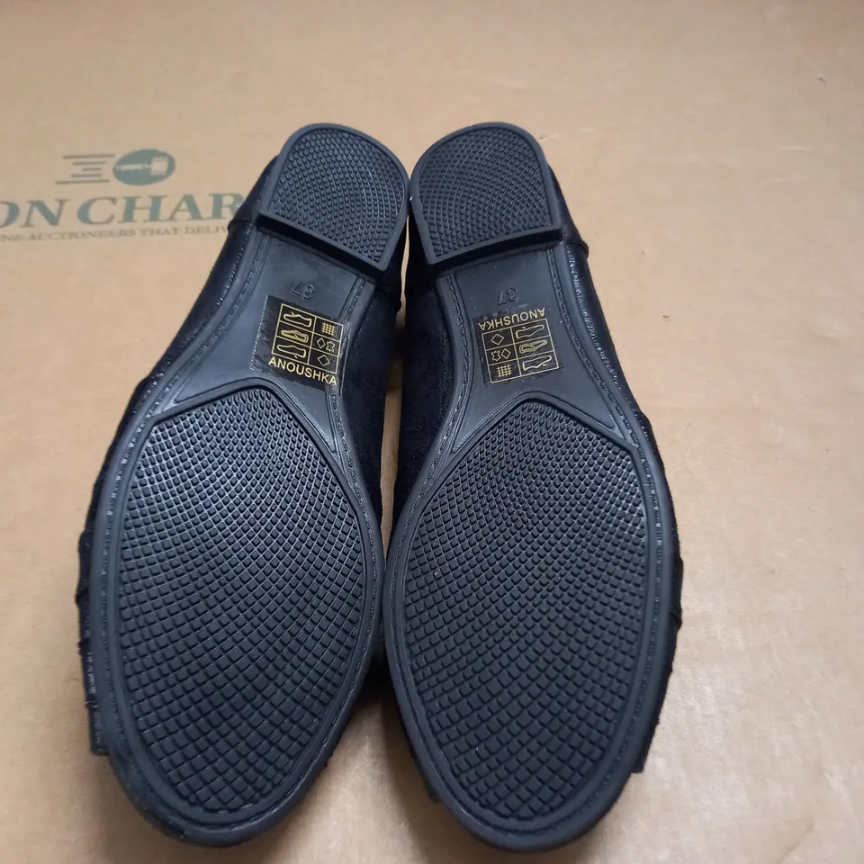 PAIR OF BLACK OPEN TOES SHOES - 37