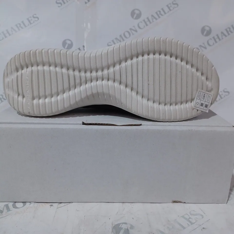 BOXED SKETCHERS STRECH FIT TRAINERS IN BLACK SIZE 6