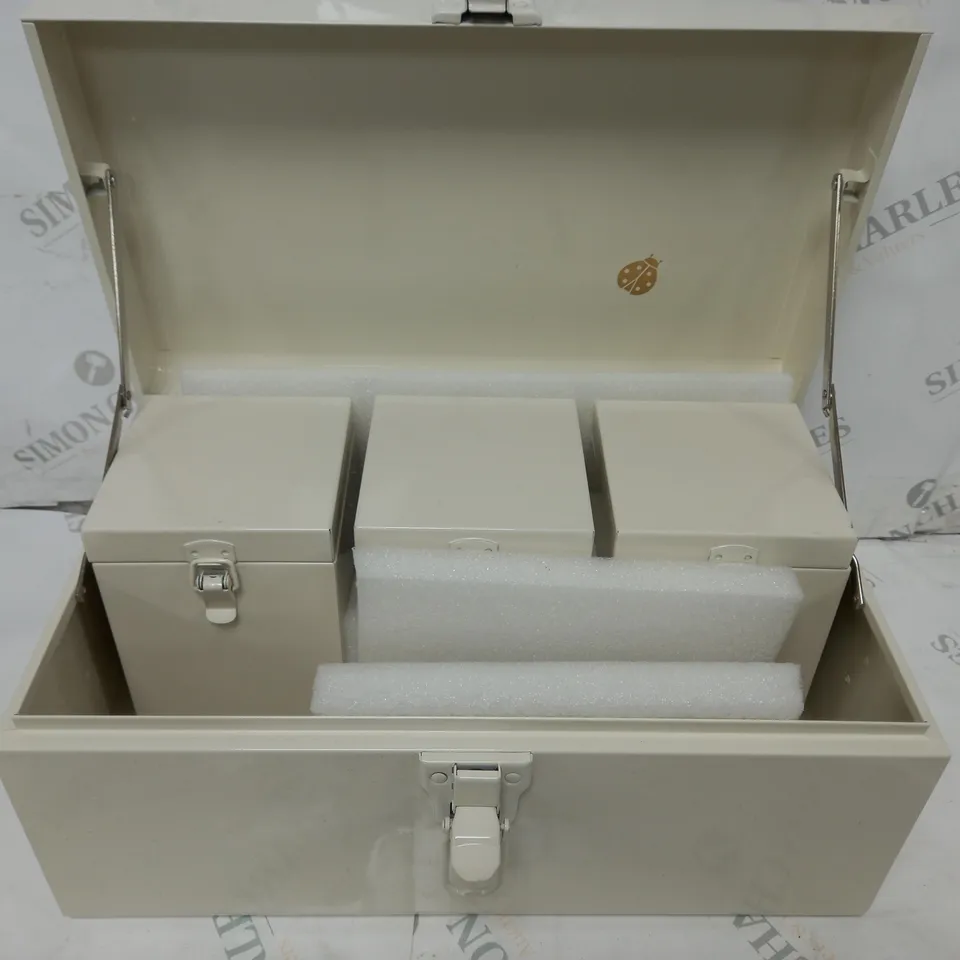 STORAGE CHEST IN WHITE, WITH 3 SMALLER STORAGE