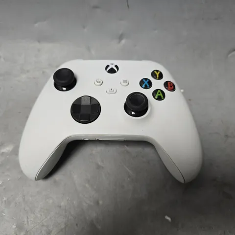 XBOX WIRELESS CONTROLLER IN WHITE