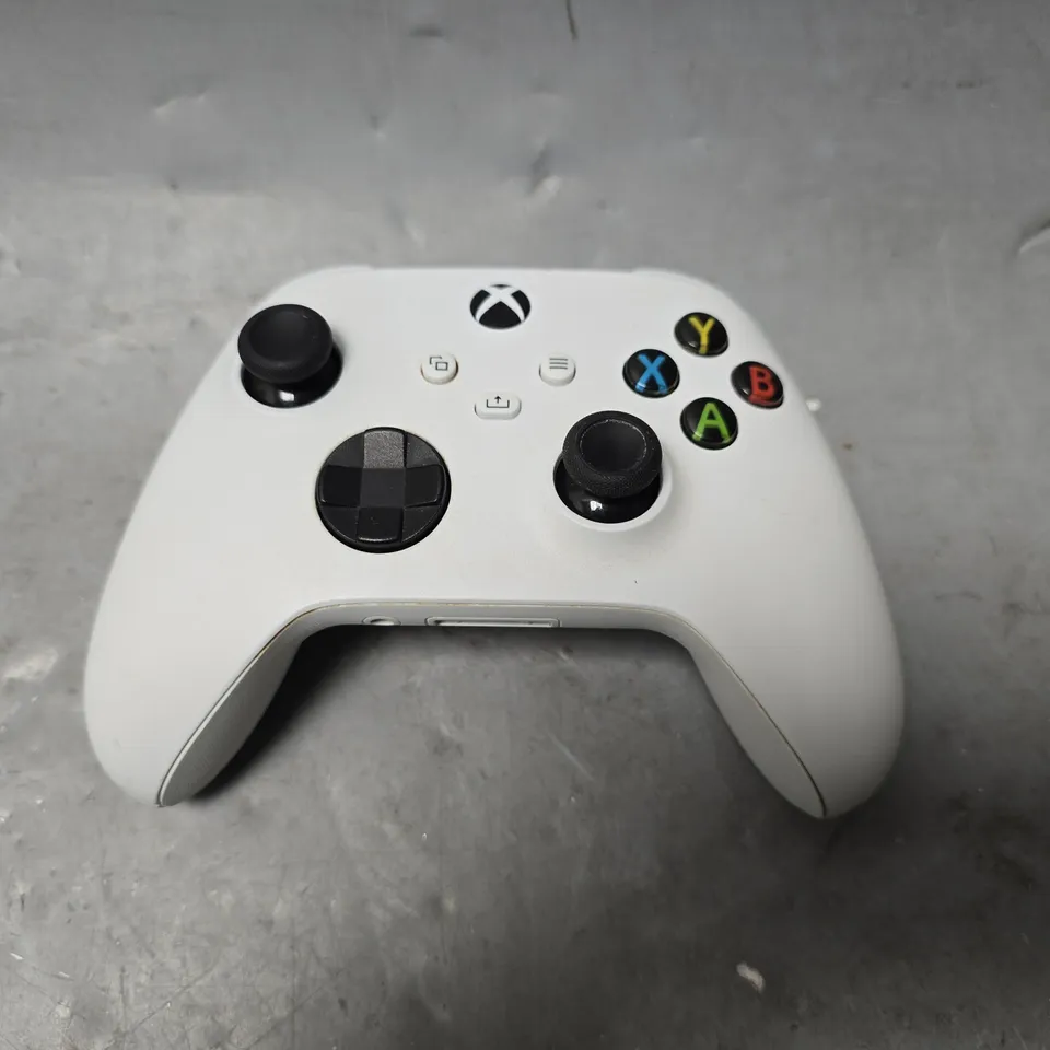 XBOX WIRELESS CONTROLLER IN WHITE 