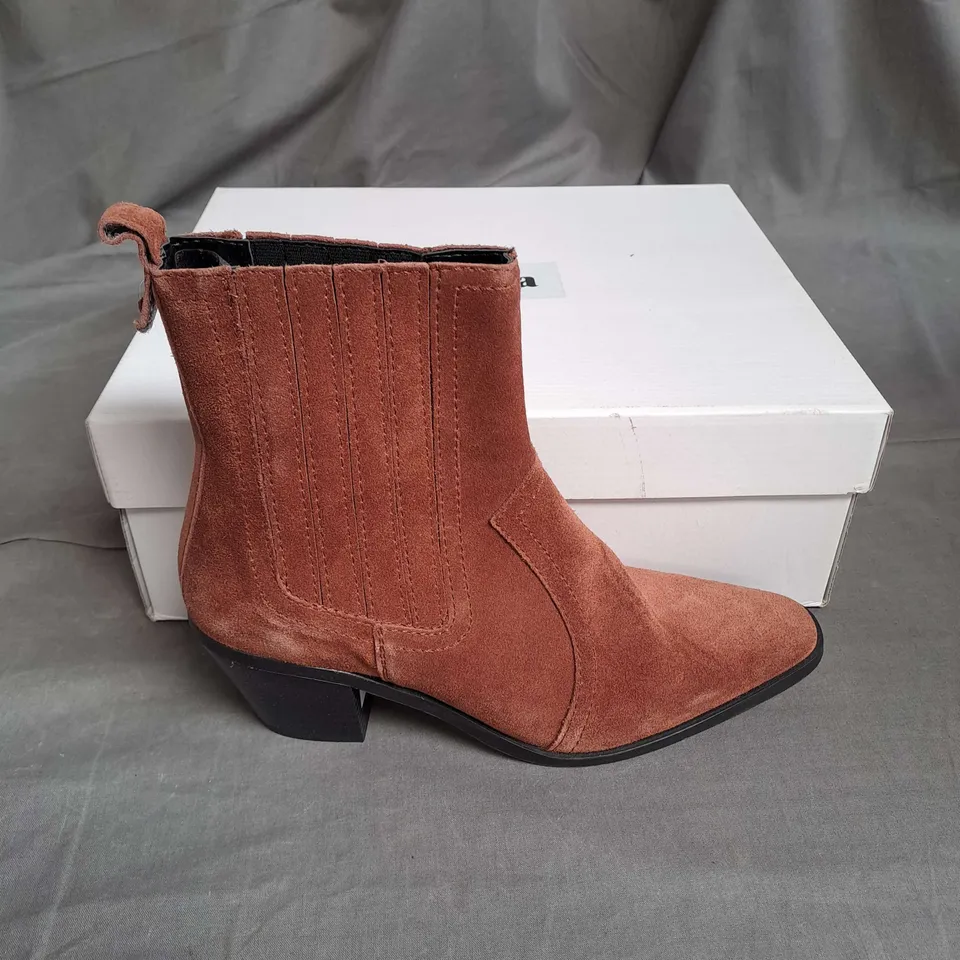 BOXED PAIR OF FARES ANKLE BOOTS IN BROWN SUEDE SIZE 4
