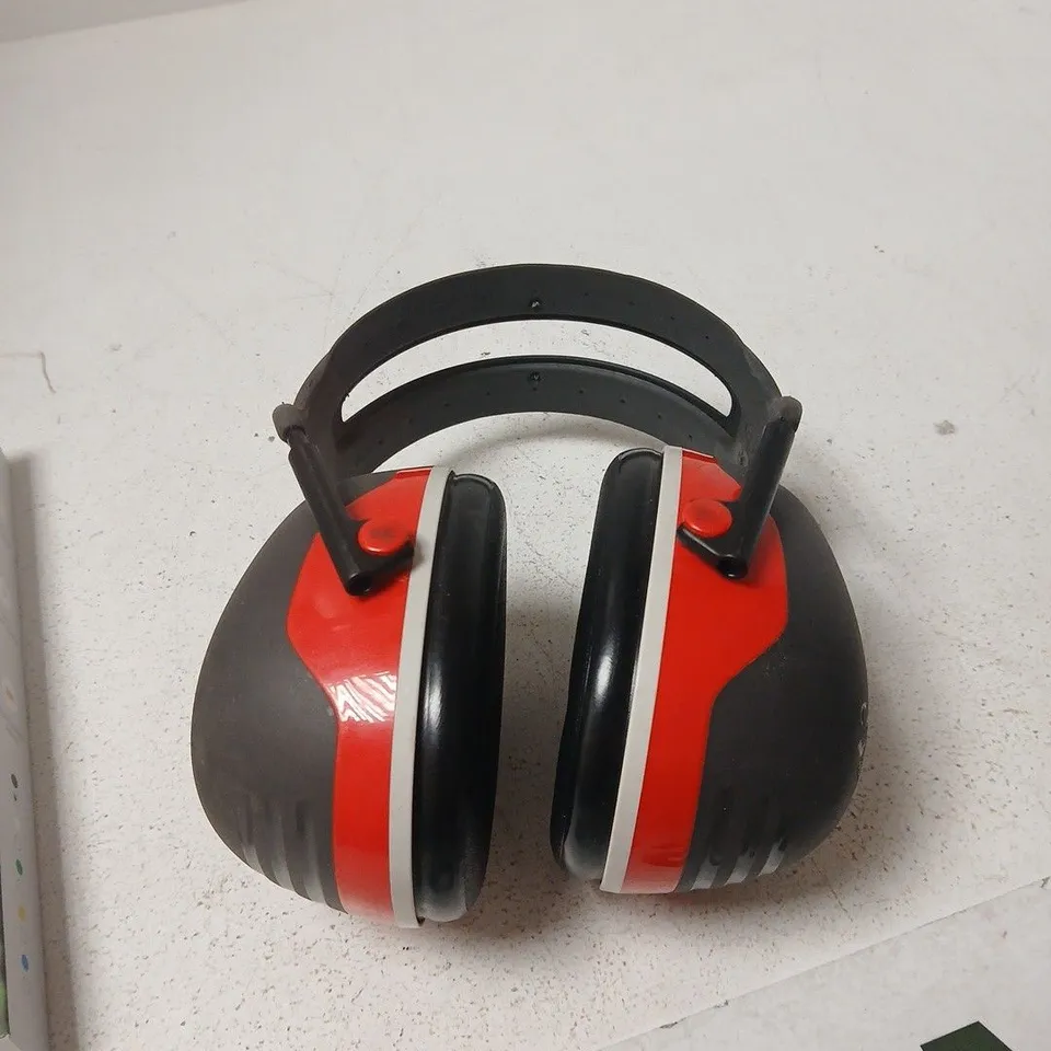 APPROXIMATELY 10 ASSORTED ITEMS INCLUDING SPORTS WIRELESS EARPHONE AND HEADPHONES